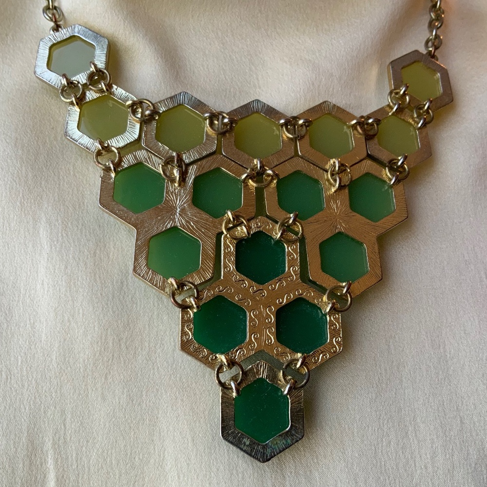 Vintage green statement necklace. Geometric pattern. Costume jewelry - Picture 3 of 4